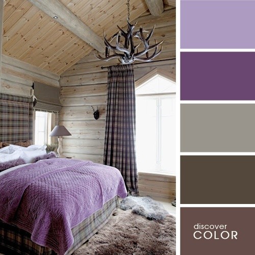Camera da letto in legno con elementi viola 