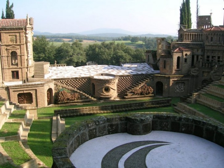 Nel parco che circonda il convento duecentesco, Buzzi ha realizzato il suo progetto: nel borgo domina il simbolismo. 