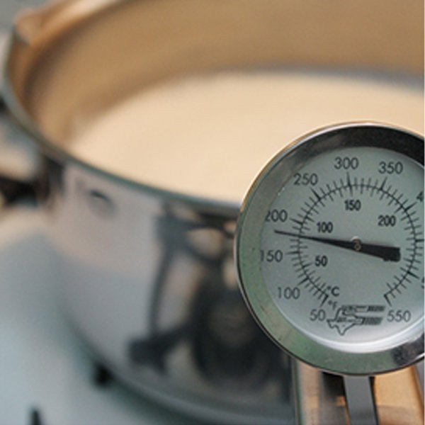In un pentolino, scaldate il latte a 45°C, mescolando per avere tutta la massa alla stessa temperatura. Se non avete un termometro, spegnete il fornello quando il latte comincia a fumare.