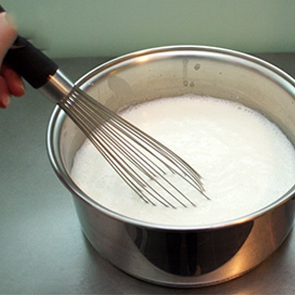 A questo punto, aggiungete lo yogurt nel latte e mescolate in modo vigoroso con una frusta da cucina o con un frullatore. 