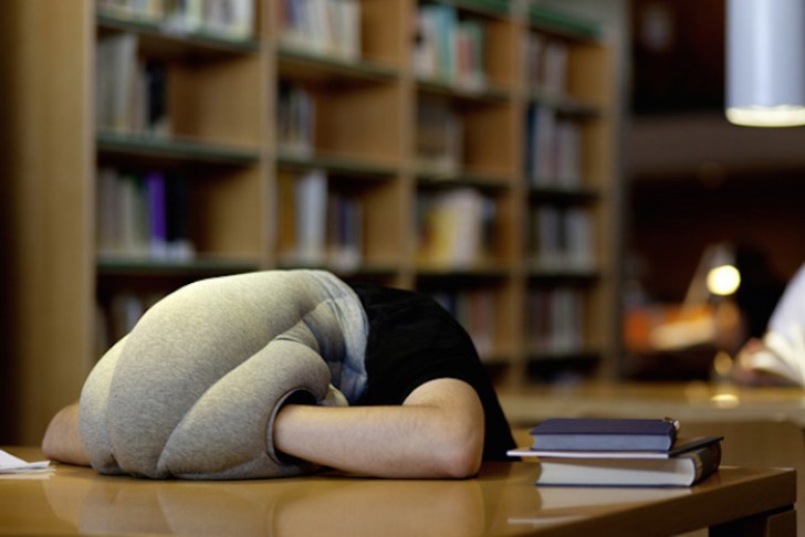 # 13. Power Nap Pillow Head: l'oreiller qui s'enroule autour de votre tête et vous permet de dormir partout. Vous aurez l'air un peu fou, mais pour dormir le jugement des autres passe au second plan!