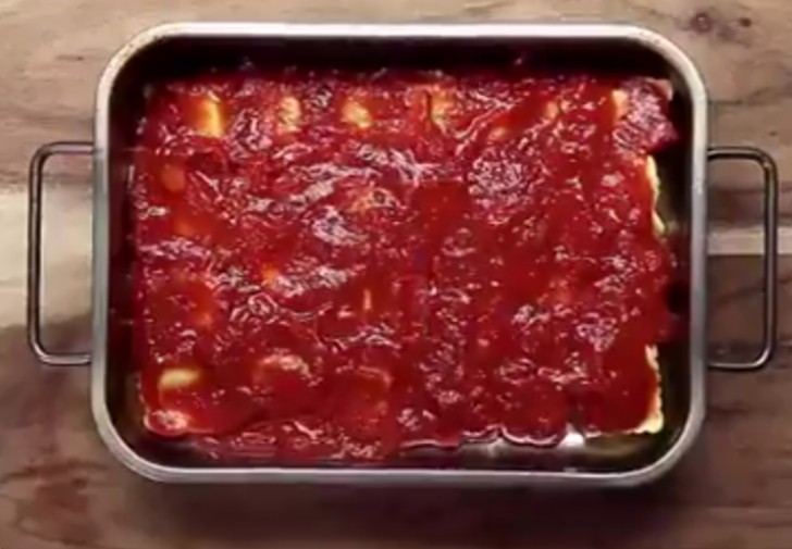 Ricoprite con uno strato di salsa al pomodoro