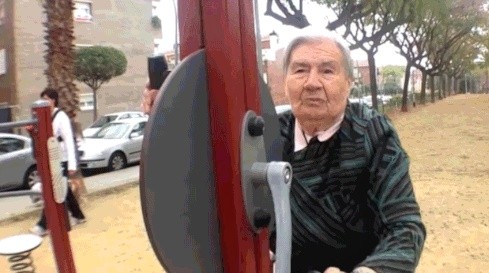 La signora Francesca, di 84 anni, ammette di non saper stare dentro casa. Questo parco giochi vicino casa è la cosa più bella che il comune poteva fare per le persone anziane come lei.