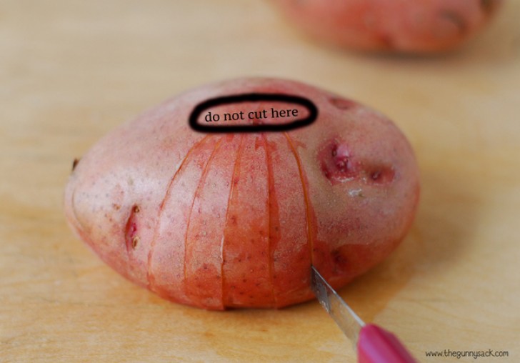 Rovesciate la patata, e fate dei tagli tutt'intorno ad essa. Fate in modo di non arrivare con il taglio fino al centro.