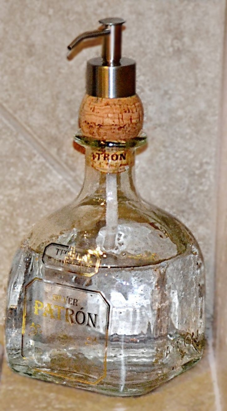 #15 Wenn man eine schöne Flasche mit Korken hat, kann man in den Korken einen Dispenser einsetzen und die Flasche als Seifenspender benutzen