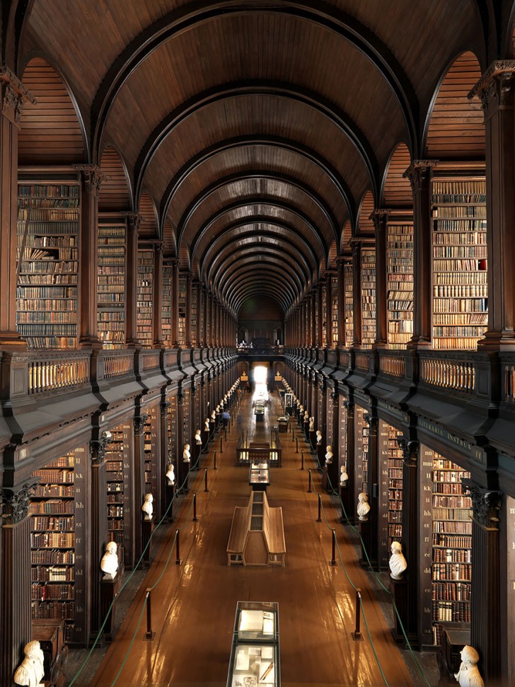# 2. Bibliothèque du Trinity College à Dublin, Irlande