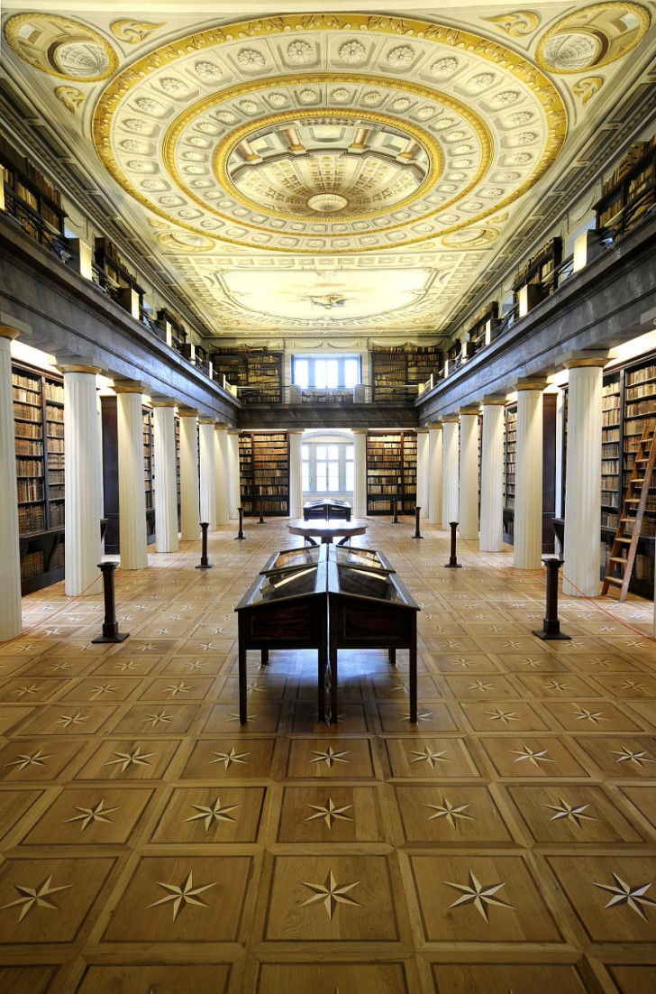 24. Grote Bibliotheek van de Universiteit van de Gereformeerde Kerk van Sarospatak , Hongarije