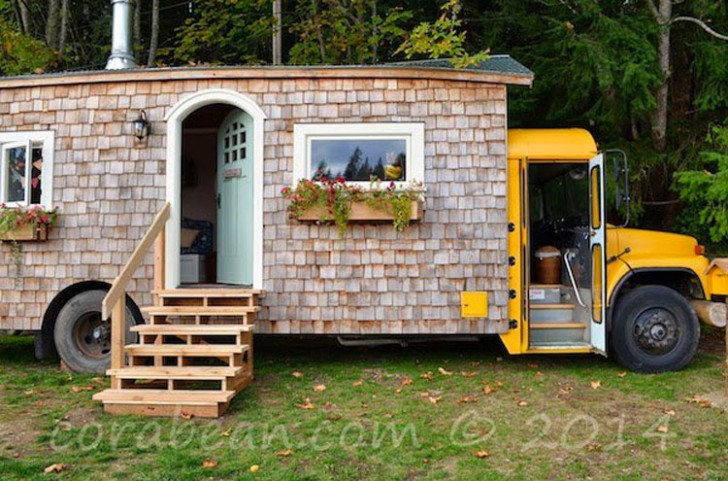 Jeremy et Mira Thompson ont passé des années à penser à la conception de leur micro-maison, à construire à bord d'un autobus scolaire.
