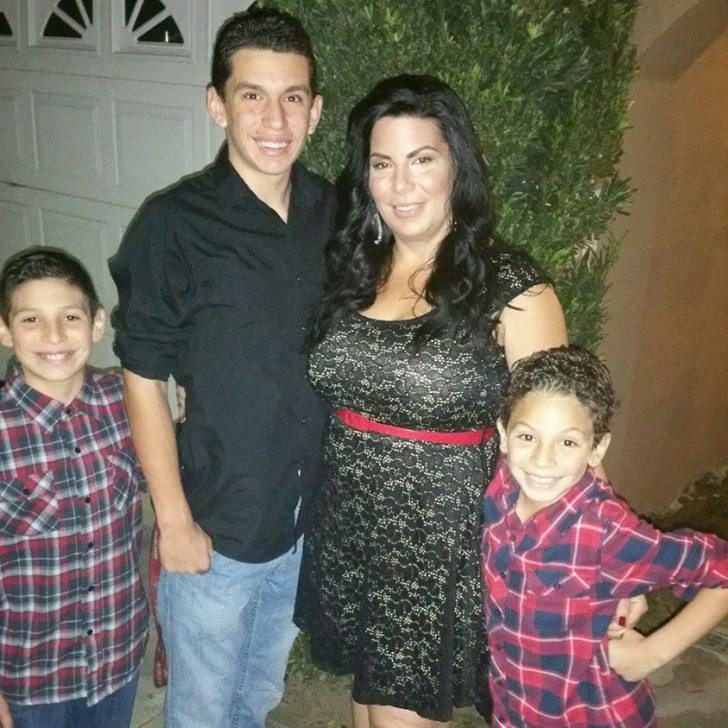 La donna che vedete nella foto è Amanda Granados e loro sono i suoi tre figli. Il maggiore, Joey, è affetto dalla sindrome di Asperger.