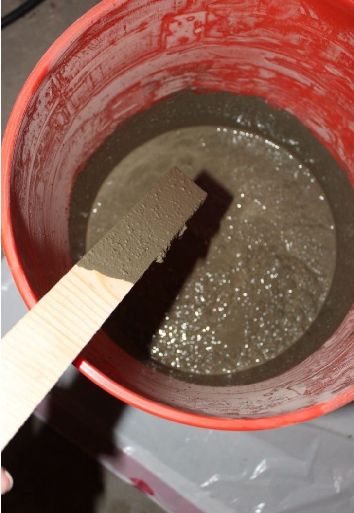 Comperate del cemento a presa rapida e mescolatelo con l'acqua seguendo le proporzioni; immergetevi un vecchio asciugamano, e lasciate che assorba bene il composto.