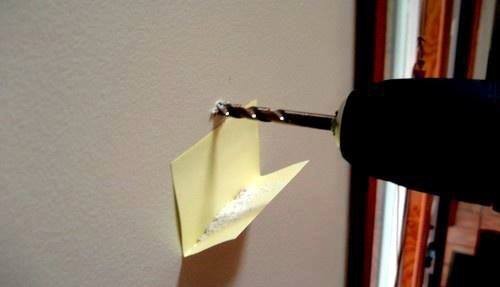 6. Wenn ihr einen Bohrer nutzt, klebt ein gefaltetes Post-it darunter: So wird der Staub sofort aufgefangen.