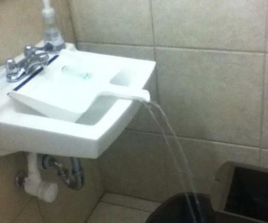 7. Le lavabo était trop petite pour remplir le seau. Voici la solution à ce problème!