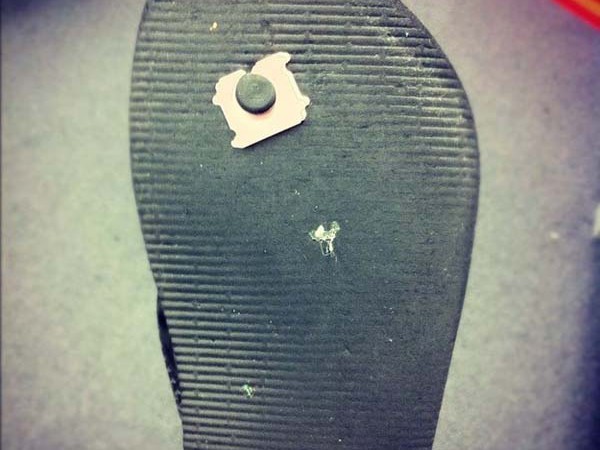8. Une solution d'urgence pour réparer les tongs: un morceau de carton vous permettra de vous rendre au prochain magasin de chaussures.