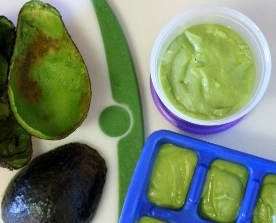 Se invece del frutto intero preferite conservare la polpa dell'avocado, versatela negli stampi del ghiaccio e conservatela in freezer.