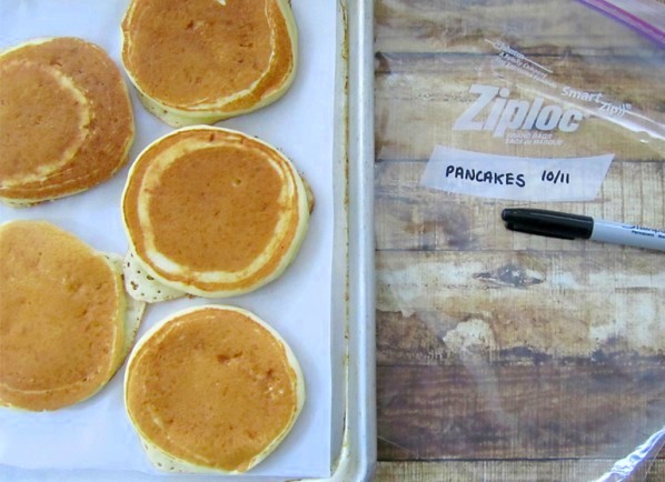 Se per colazione vi piace mangiare i pancake, ma non avete tempo per farli, potete metterli in freezer e scongelarne uno ogni mattina!