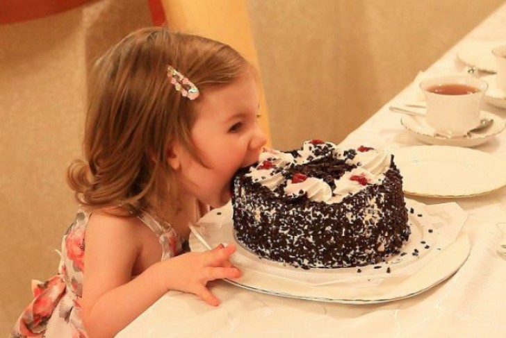 7. Le è stato detto di non toccare la torta con le mani... non con i denti!