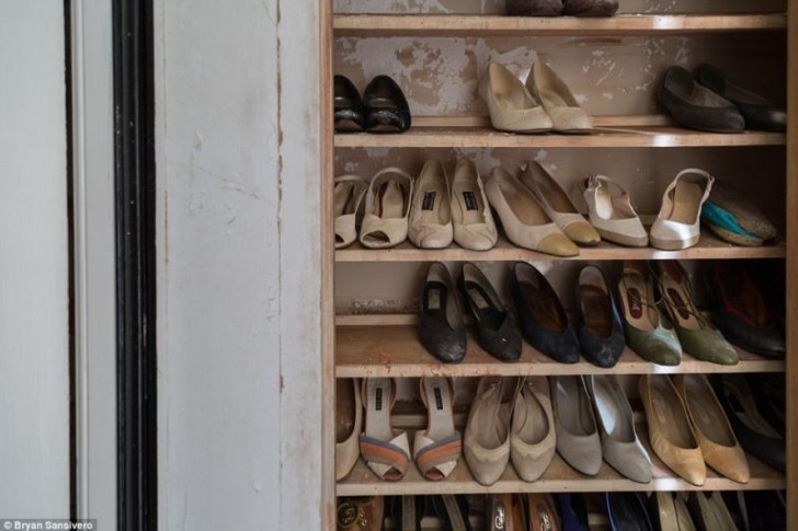La dame de la maison devait être élégante à en croire sa collection de chaussures .