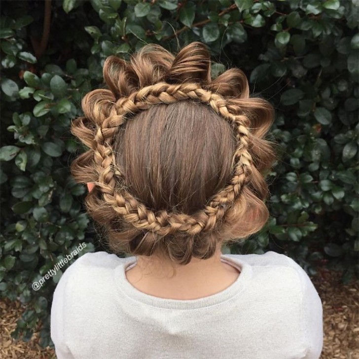 Sa fille est son modèle favori, sur laquelle elle expérimente de nouvelles coiffures.