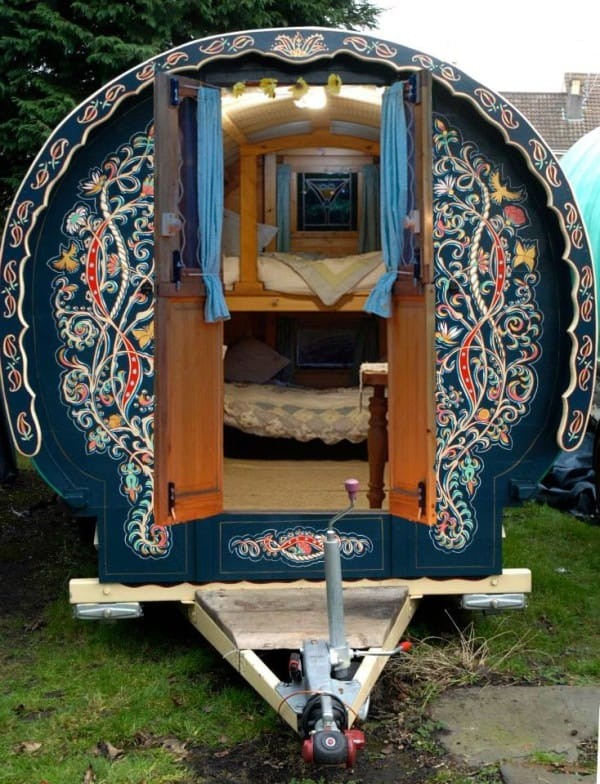I caravan sono fatti di legno, ed hanno una copertura impermeabile che protegge i magnifici disegni dipinti sulle pareti