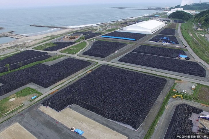 Una discarica con migliaia di sacchi neri, contenente materiali radioattivi.
