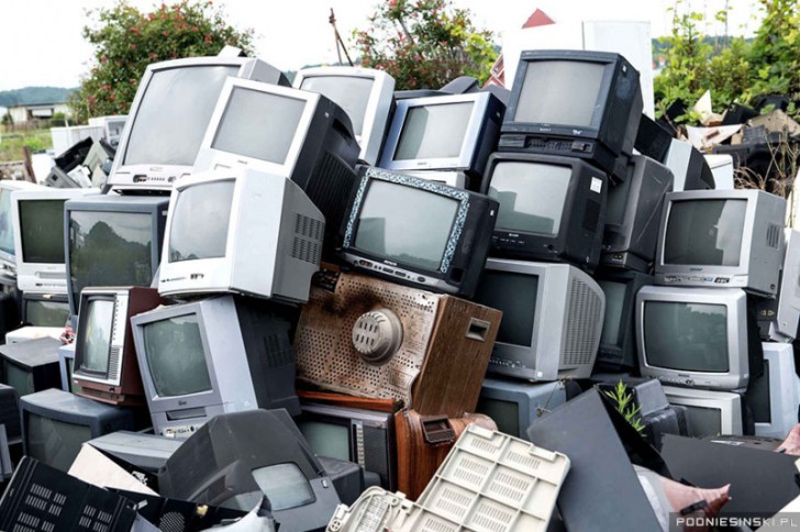 Ogni oggetto è stato contaminato dalle radiazioni. Queste TV sono state accatastate in un tentativo di pulizia.