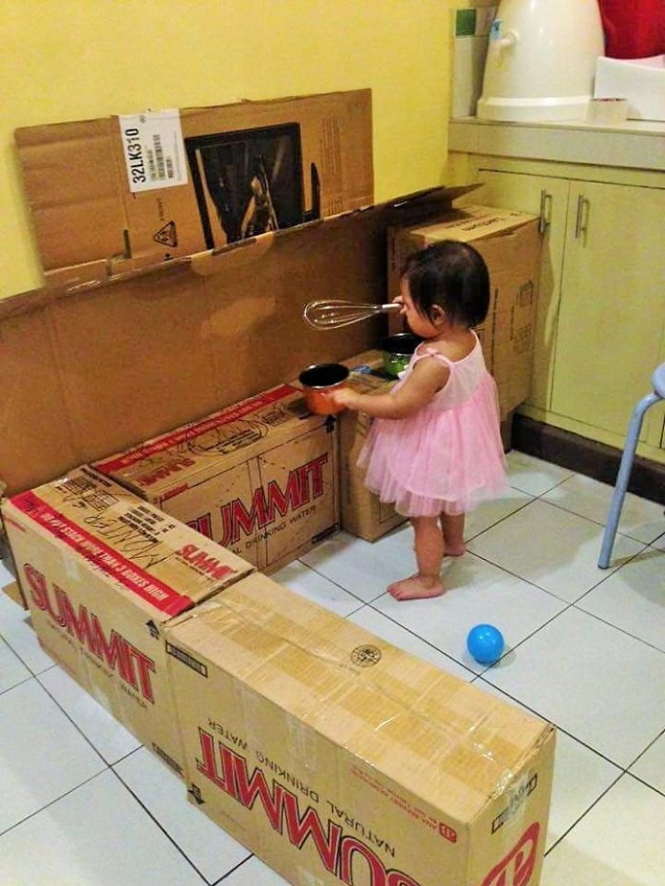Sie begann damit, Kartons in Reihe zu stellen und den Ofen, die Schränke etc. einzuzeichnen...