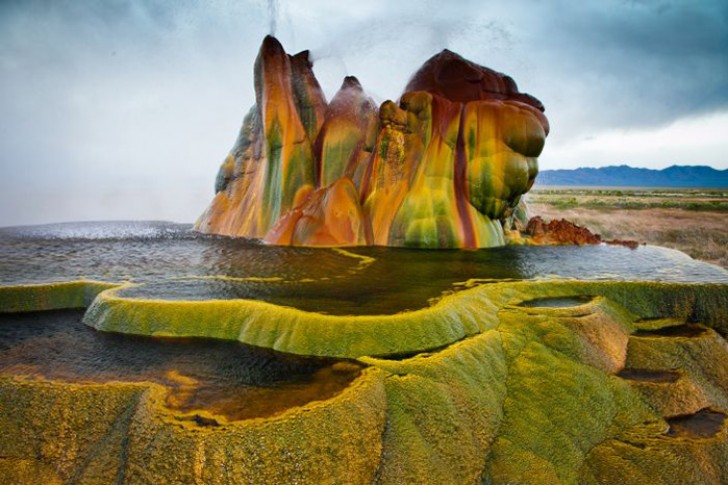 Fly Geyser, États-Unis. Un geyser dans le Nevada accidentellement créé par un processus de forage du sol que la nature s'est appropriée.