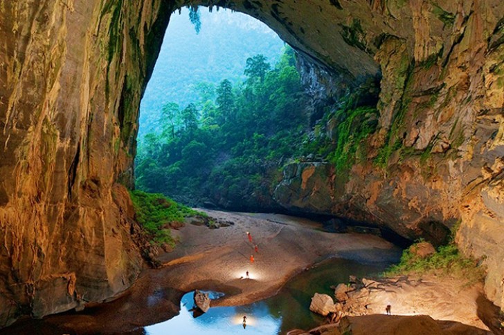 Son Doong Cave, Vietnam. De grootste in de wereld, zo groot dat hij het complete ecosysteem bevat. 