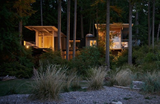 La casa si inserisce perfettamente nel contesto naturale. Prevalgono il legno e le forme semplici.
