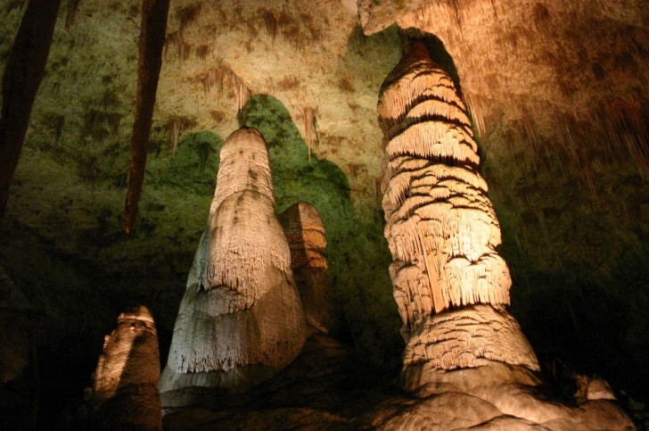 Non seulement son amplitude est un record mais c'est aussi ce qu'il y a à l'intérieur: il y a des stalagmites mesurant jusqu'à 70 mètres de haut.