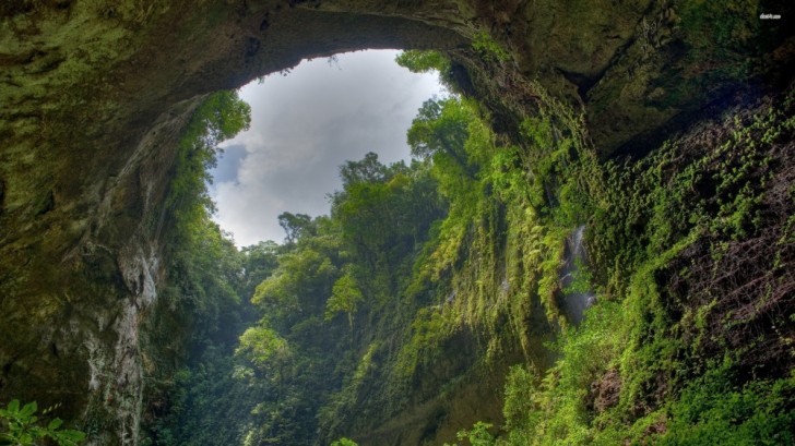 La grotta è alta 80 metri in quasi tutti i suoi passaggi, e larga altrettanto.