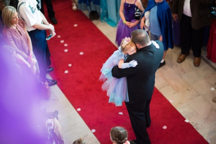 Ryan, il papà della piccola, ha chiesto la figlia in sposa e ha ballato con lei la marcia nuziale.
