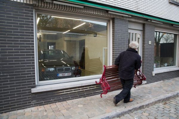 Não querendo violar a lei, ele decidiu deixar a estética da fachada exatamente inalterada em respeito a quando a loja estava ali.