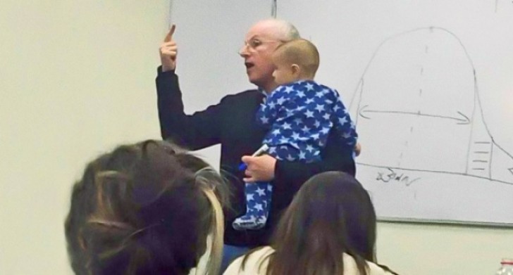 Eine Studentin hat ihren Sohn mit in die Vorlesung gebracht, weil sie sich keinen Baby-Sitter leisten konnte. Also hat der Professor die Vorlesung mit dem Kleinen im Arm gehalten, um ihn zu beruhigen.