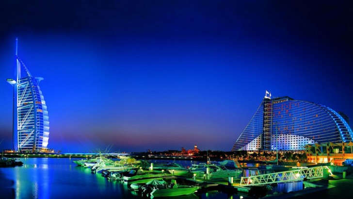 Il n'y a pas de nuit à Dubaï. La soirée est peut-être le moment le plus lumineux de la journée, grâce à des milliers de lumières allumées.