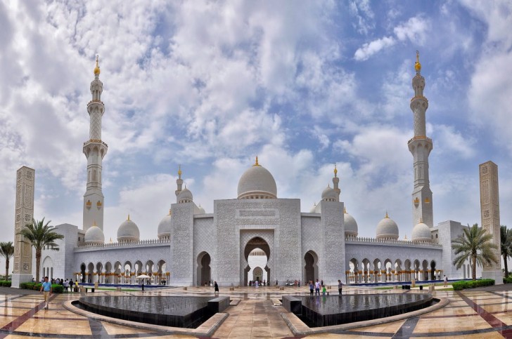 Ook de moskeeën zijn een plaats van luxe en glitter