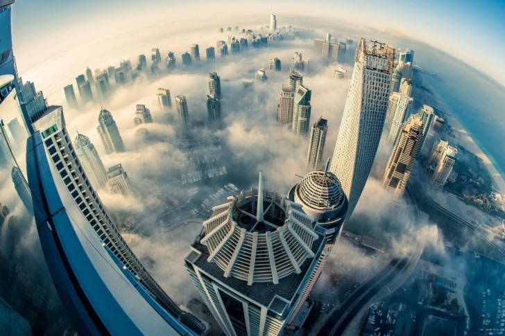 De zee is slechts een van de attracties van Dubai. Je kunt bijvoorbeeld ook op de wolken leven.