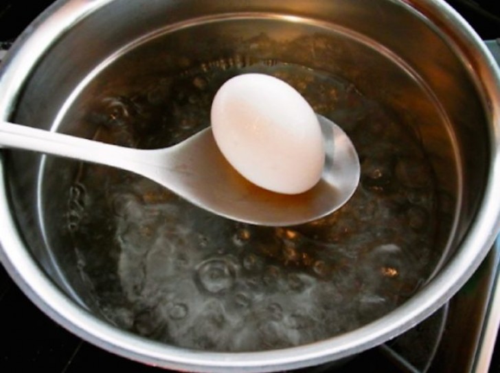 5. Mettez du sel dans l'eau bouillante et plongez les oeufs troués