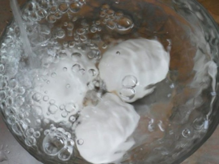 7. Als de kooktijd is verstreken, haal je het ei uit het water en spoel je deze af onder stromend koud water.