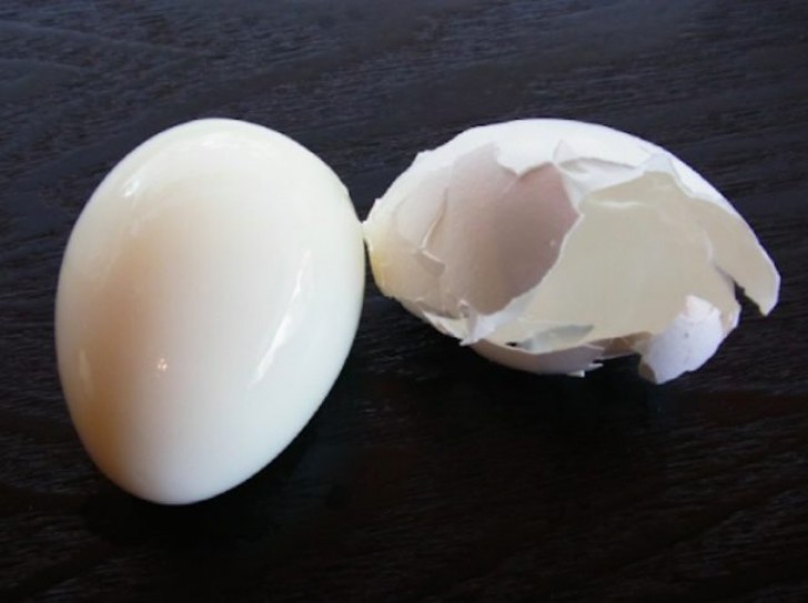8. Als je nu probeert om je ei te pellen, zul je merken dat dit bijna moeiteloos gaat!