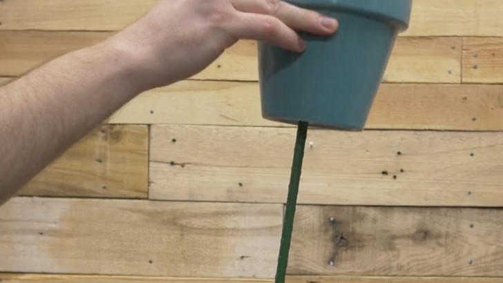 3. Inserite un vaso piccolo facendo passare l'asta attraverso il foro, ed inclinatelo a 45 gradi