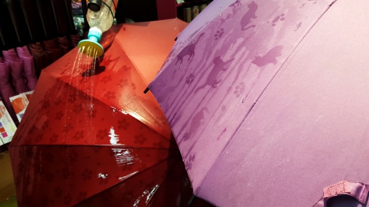 4. I disegni dell'ombrello sono visibili solo quando si bagna