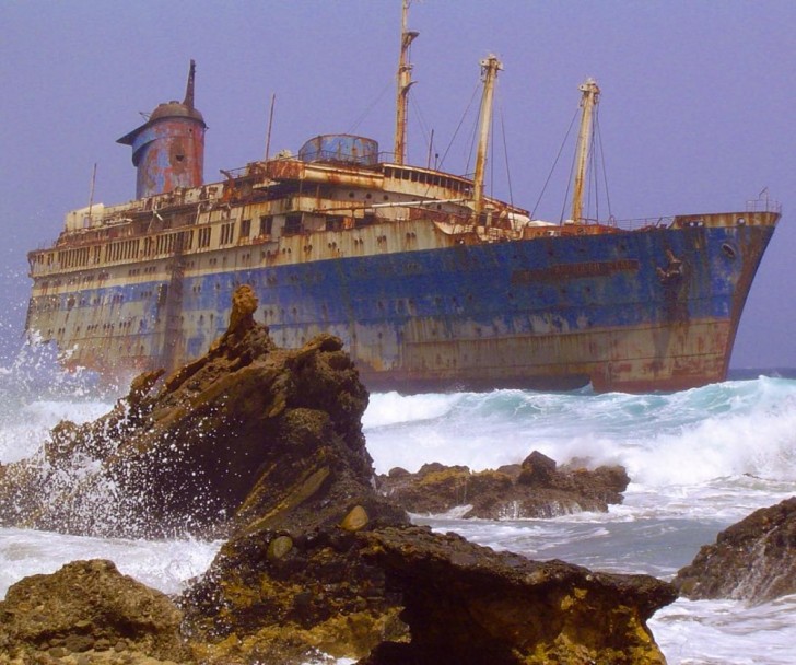 12. Una nave abbandonata vicino Fuerteventura, nelle Isole Canarie