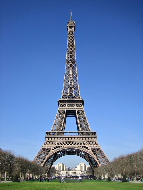 4. Il prato sotto la Torre Eiffel