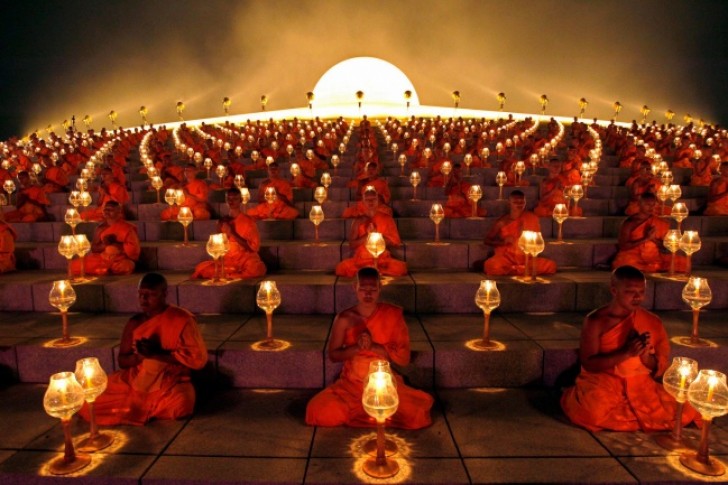 Monaci buddisti in preghiera.