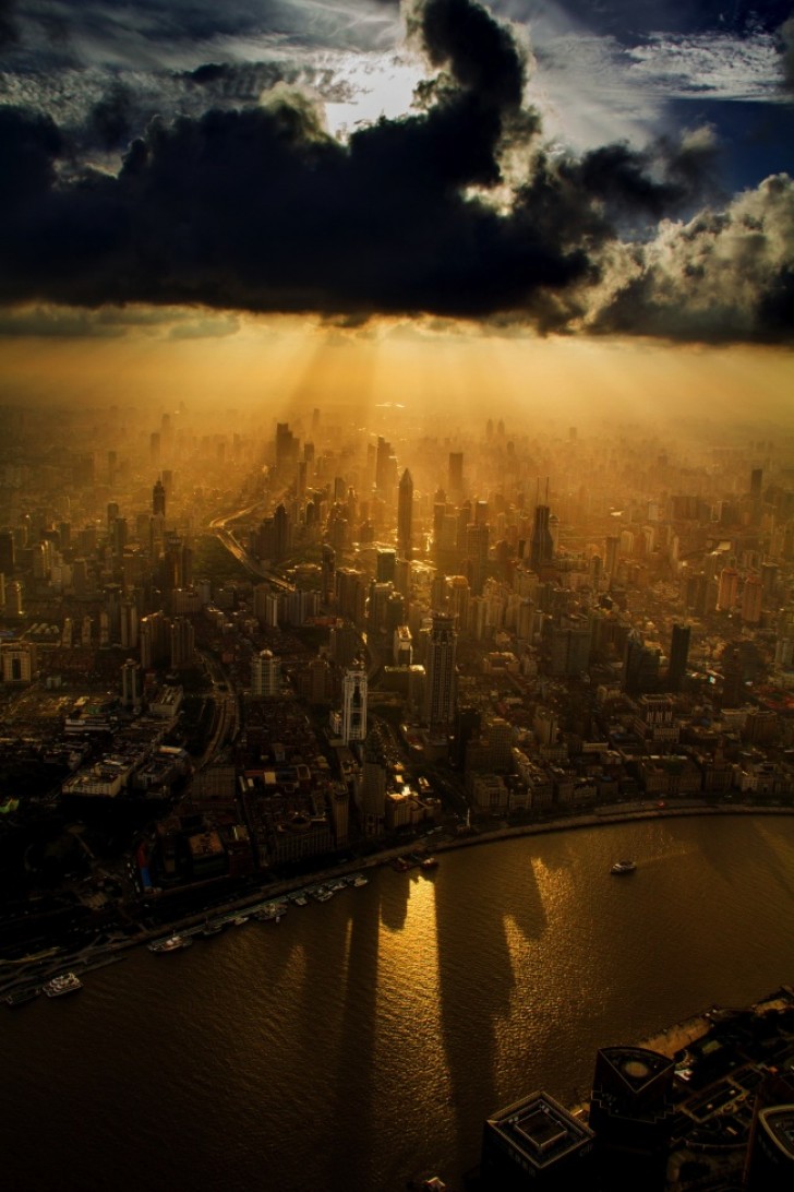 L'operatore di una gru cattura questo magnifico paesaggio di Shanghai.