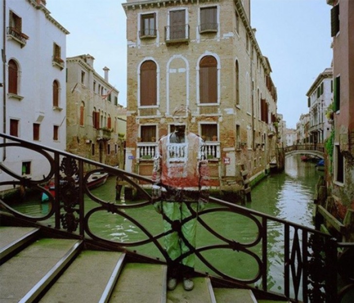 L'artista cinese Liu Bolin si mimetizza a Venezia.