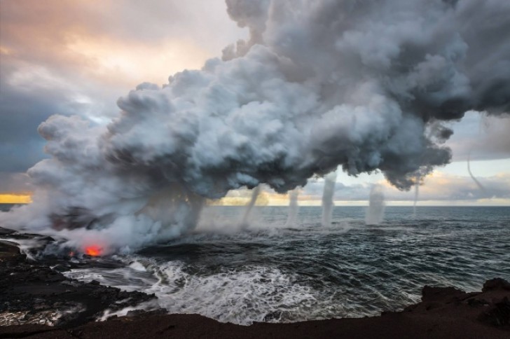 Lo spettacolo creato dalla lava del vulcano Kilauea sul mare delle Hawaii.