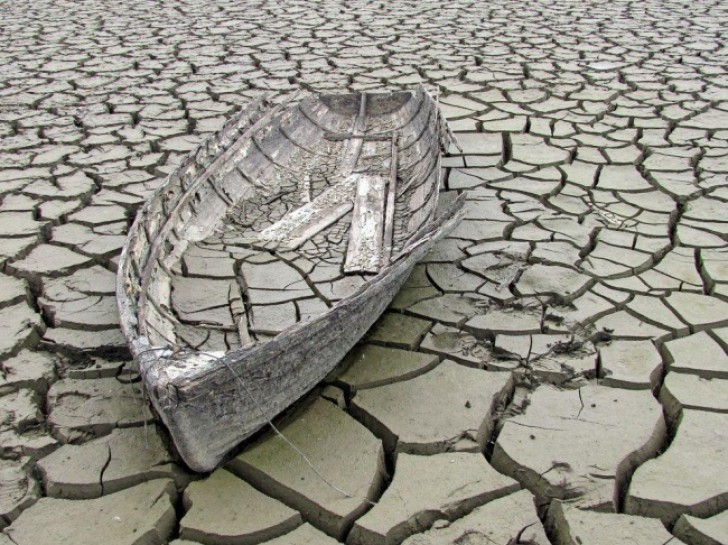 Una barca abbandonata sul letto di un fiume prosciugato in Repubblica Ceca