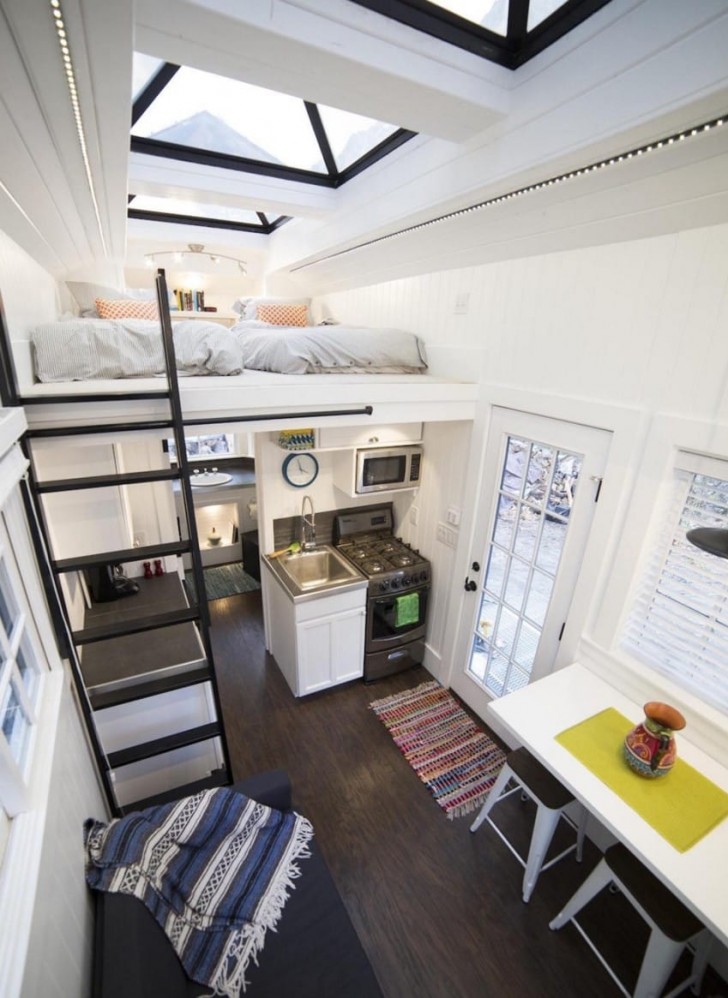 Per i proprietari, al piano di sopra c'è la camera da letto che permette di dormire letteralmente sotto le stelle.